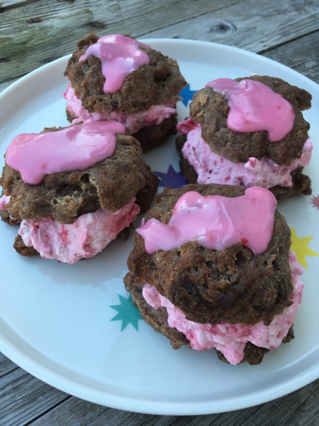 Fastelavnsboller med hindbær og flødeskum