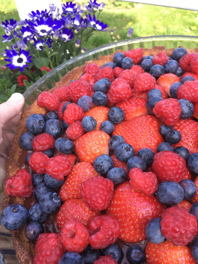 Lektinfri marcipantærte med sommerbær