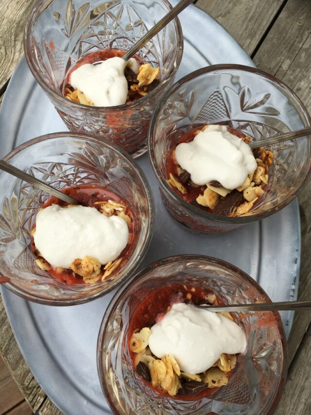 Rabarbertrifli med jordbær og lektinfri crunch