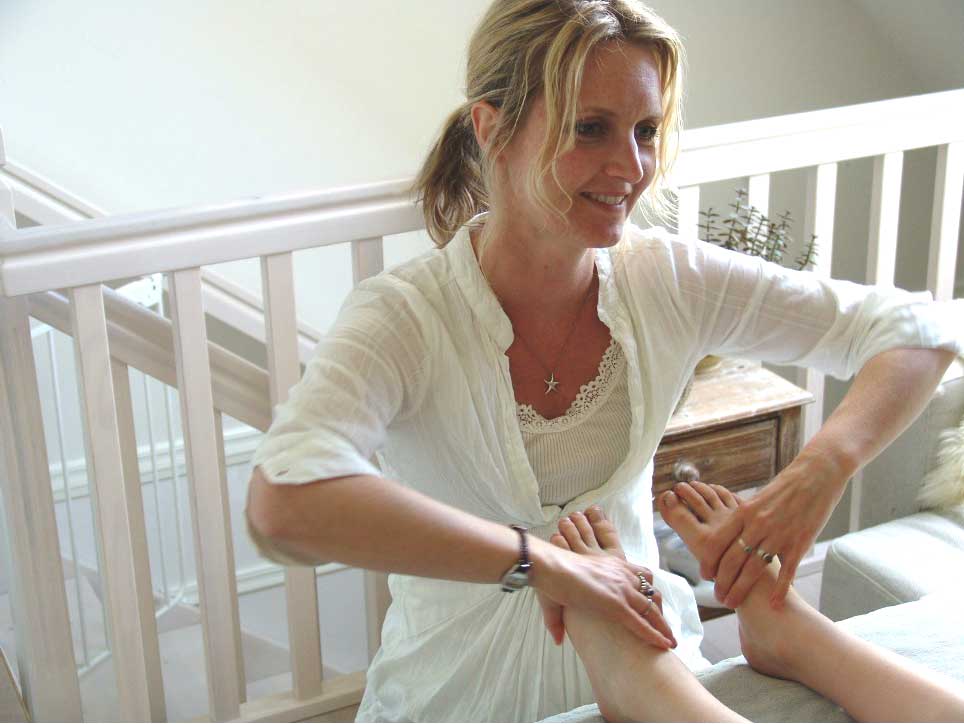 marie louise giver zoneterapi på en kundes fødder